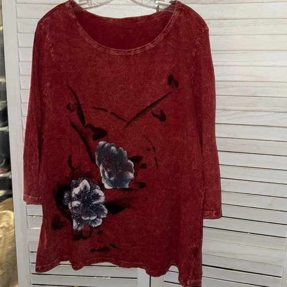 Westbound Cotton Distressed Red Floral with Subtle Bling Tunic Top. Size 2X - Picture 3 of 9